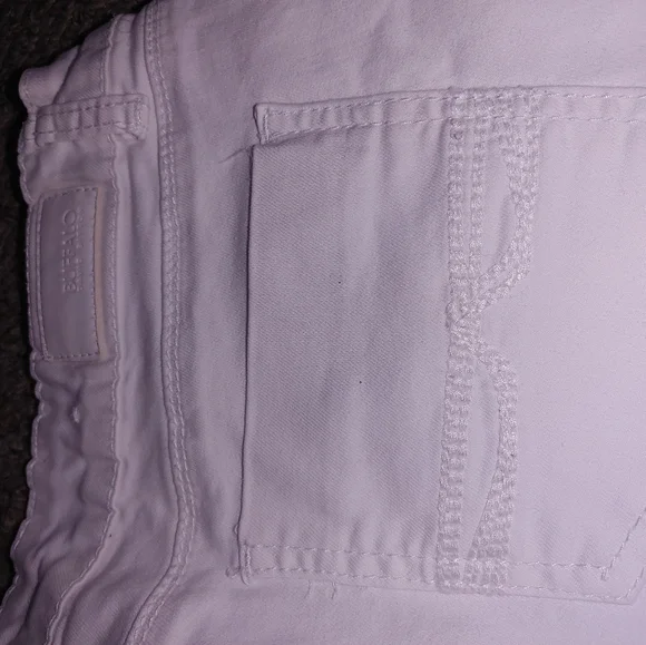 Buffalo Knee Length White Shorts - Picture 3 of 4